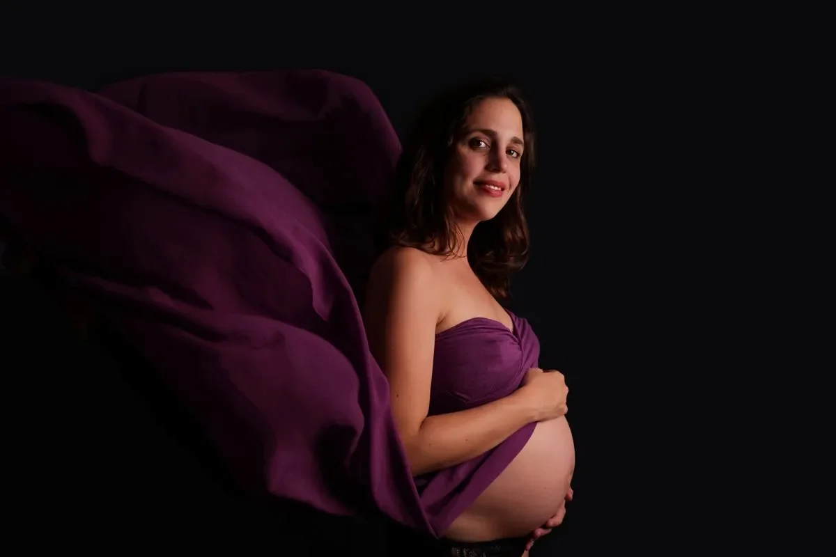 Future maman photographiée en studio à Lille par Digit Universe